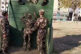 #军旅人生第一步 三人协助攀登，最考验战友间默契的训练科目！（彭超 于辉）视频封面