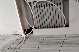 spc地暖模块，告别砂浆水泥回填，不占层高，无需经验，一个人即可安装，当天铺当天住，加热无毒无味不变形，自带保温蓄热功能，升温快超节能。先体验再安装。#地暖 #水暖炕 #水暖 #spc地板 #全国发货 #全国招商 #实体厂家 #生产厂家 #spc地暖 #地暖模块 #水暖炕厂家 #不回填 #专业生产厂家 #0甲醛 #地板 #免回填地暖 #地暖模块厂家 #装修 视频封面