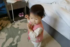 原来小孩喜欢舔烧烤签字是真的😊#小可爱上线 #古灵精怪小宝贝视频封面