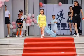 很多人问我学模特有什么用？ 当你看到自己的女儿优雅出场视频封面