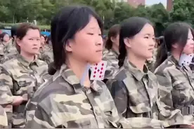 教官军训小妙招，用扑克牌辅助学生站军姿。#军训  视频封面