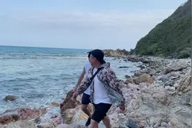 艾老表大谈旅游的意义，把老婆跟丢了！@苟老表 #户外搞笑视频封面