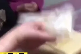 小学生遛狗捡到51万，“别人的钱一定要还！”视频封面