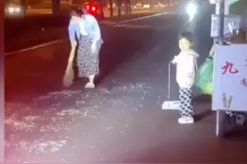 深夜收摊回家车胎意外被扎，清理完路面玻璃渣子才离开。#好人一生平安 