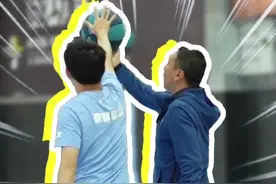 突破上篮的一个小技巧~#篮球 #篮球技巧 #篮球教学 #dou上热门 视频封面