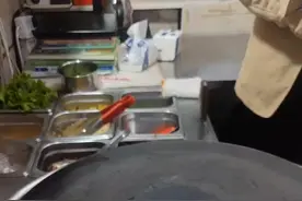 以后做饼不和小朋友聊天了，做到最后还是翻车#煎饼果子 #便衣警察摊煎饼 视频封面