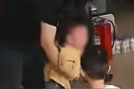 一定要学会#海姆立克急救法！男童吃奶片卡喉，老板与妈妈接力急救化险为夷#河南 视频封面
