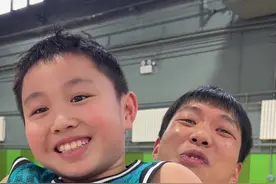 你们看看这是10岁小孩能做出来的动作吗？太夸张了@宋奕宏 @安踏儿童 #篮球少年以球服人 #儿童篮球  #安踏儿童元宇宙视频封面
