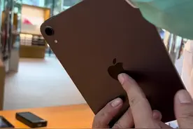 没想到在泰国得了一个新ipad。本想在店里让店员看下为什么充电发热，发烫，没想到二话不说给我换了一天新的，我有点蒙#泰国 #vlog十亿流量扶持计划 #海外生活 #记录真实生活 #老外真会玩 @抖音短视频视频封面