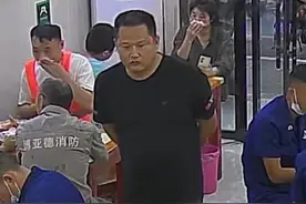 全网寻找黑衣大哥，消防员战士在餐馆吃饭，黑衣大哥偷偷买单，悄悄离开，为他的善良之鼓掌👏#传递正能量 #传递善良传递爱 #消防员 #传递正能量让世界充满爱 #社会正能量 视频封面