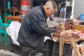 独腿老人自制假肢，为了生活艰难奔波！#老人 #假肢 #生活 视频封面