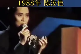 #陈汝佳凭借#故园之恋一举夺得第三届青歌赛一等奖，他自学成才，曾因模仿#徐小凤而被称为#多情的徐小凤#经典老歌视频封面