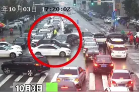 当休假交警遇到堵车，穿上警服立即上岗。网友：你快回来，又堵啦😂#交警 #上岗 视频封面