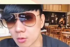  #林俊杰吃饭偶遇粉丝，主动跟粉丝搭讪还跟粉丝合影，太幸福了视频封面