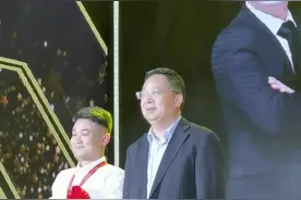 入职鲁南的第7年，销量完成比807%，总经理亲自上台给他戴上150克的纯金金牌，破格提拔三级，年薪额外增加8W+，另外还有丰厚的奖金，奋斗的人生绽放光芒！视频封面