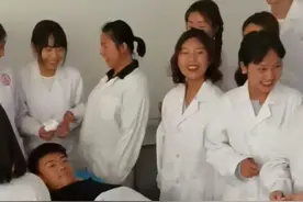 医学课上，男同学的八块腹肌惹女同学惊呼！视频封面
