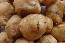 芋子能做好多美食吖，今天做一个小时候常吃的油炸芋包子，解解馋😂，炸的有点大，一口气吃了三个😄😄#炸芋圆 视频封面