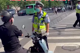 6月10日河南郑州：外国男子不戴头盔被查，郑州交警一口流利英文执法，“这是中国法律，你必须遵守！”#河南dou知道视频封面