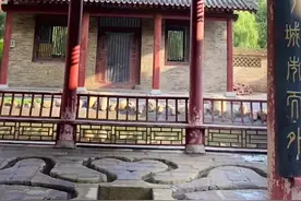 曲水流觞，古民俗。指的是每年农历三月在弯曲的水流旁设酒杯，流到谁面前，谁就取下来喝，可以除去不吉利，不过现在这个风俗已经失传#民俗文化视频封面