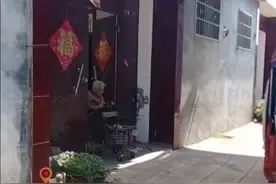 7月4日，河南驻马店，四个儿子轮流赡养老母亲。三儿媳趁着弟弟家没人“偷”娘回家，被抓个正着。视频封面