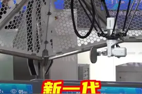 #智能机器人陪你打乒乓  #新一代乒乓球机器人亮相进博会  你来我往、忽上忽下，在欧姆龙展台，工作人员与欧姆龙第七代FORPHEUS乒乓球机器人激战正酣。FORPHEUS是基于 “人与机器的融合”理念而打造的乒乓球教练机器人，今年亮相的是其最新的第七代。据现场工作人员介绍，与上一代相比，第七代FORPHEUS升级了相关硬件配置。（半月谈记者 杨有宗） #谈谈带你看进博视频封面