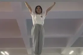 艺高人胆大！男生高难度单手托举女生，下一秒动作惊呆网友#高难度动作挑战 #日常练功 #是时候展现真正的技术了 #爆料入口 视频封面