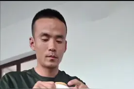 荣立一、二、三等功，荣膺中国武警“十大忠诚卫士”、“全国自强模范”，他就是“钢铁战士”郑明岗！(张歆 孟朝）视频封面