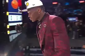 #2022nba选秀【第6顺位：本内迪克特-马图林】步行者队用首轮第六顺位选中了来自亚利桑那大学的本内迪克特-马图林。马图林身高1米98体重93公斤，位置小前锋，选秀模板为贾马尔-克劳福德/卡里斯-勒维尔/维克托-奥拉迪波，大二赛季场均17.7分5.6篮板2.5助攻1.0抢断0.3封盖，投篮命中率45.0%，三分命中率36.9%。  视频封面