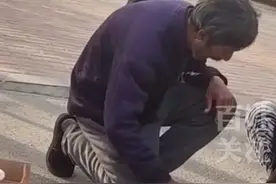 大爷为吸引顾客买草莓，在摊子前变魔术！网友：没有才艺不敢摆摊#搞笑视频封面