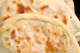 想韭菜盒子不露馅，包的时候有技巧~ #美食 #轻知识计划 视频封面