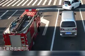 教科书式礼让！#私家车听到鸣笛提前礼让消防车 #江苏全民目击 #江苏dou知道 视频封面
