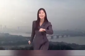 韩国天气预报突然响起音乐，女主播愣了一下开始跳舞，网友赞：太可爱了#韩国 #女主播 #跳舞 #可爱