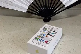 苹果第一款指纹识别手机，iPhone5s土豪金！#数码科技 #久禾经典手机 #iphone #经典怀旧视频封面