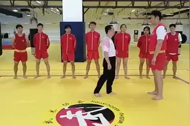 传统武术“内扣退”技术动作近体被对方抱住双手状态的运用！视频封面