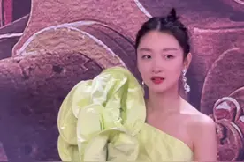 #周冬雨 红毯繁花拖地长裙和亮黄裤装造型如何视频封面