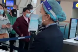 武汉天河机场东航部分航班延误，值机人员：可以免费退票或者改签。#湖北dou知道 视频封面