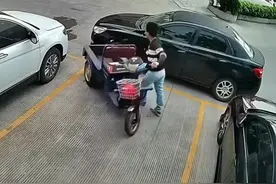 一男子三轮车被轿车挡住，小哥直接徒手移车。网友：他是吃菠菜长大的吗？视频封面