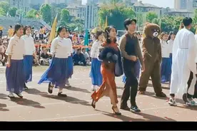 #班主任 #高中 #运动会 接上一条，服从学生运动会安排，穿旗袍挽着最帅的女孩子入场🤗视频封面