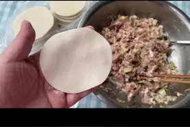 4个动作教会你如何包出好看不会散的饺子，超详细慢动作，包教包会哟，学不会你来打我吼吼吼～#简单的包饺子方法 #宅家抖出好食光