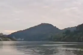 县委书记袁胜良，县长周玉祥双休日来天子湖和伏溪湖之间的伏溪古村考，登上湘中第一寨的女娲山。视频封面