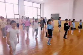 嗨……#舞蹈课堂随拍  一排，校服套装，白丝袜，扎着小马尾视频封面