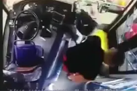 严惩！因公交刷卡起冲突，男子竟将女司机拽出驾驶室暴打视频封面