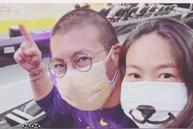#陈冠希秀恩爱  现年40岁的陈冠希和老婆秦舒培看篮球比赛，两人罕见秀恩爱视频封面