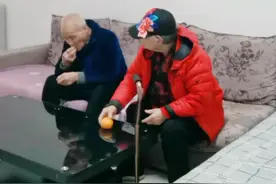 阿尔茨海默症的老爸老妈，一个沉默寡言，一个情绪不能自控，天天都时而明白，时而糊涂…可怜的老妈啊…#阿尔兹海默症 #家有一老如有一宝 #记录真实生活 #传递正能量 #家庭 视频封面