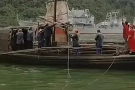 中国海军最后一艘退役051型导弹驱逐舰，即将永久落户重庆建川博物馆，目前正沿长江逆流而上，沿途居民各种方式相迎视频封面