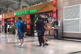 😂球霸#刘权标 就这么晃晃悠悠的抱着冠军鼎来了#cba总决赛 #cba热门 #广东总冠军视频封面