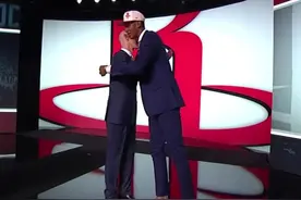 #2022nba选秀【第3顺位：贾巴里-史密斯】恭喜火箭队用首轮第三顺位选中了来自奥本大学的贾巴里-史密斯。史密斯身高2米08体重100公斤，位置大前锋，选秀模板为克里斯-波什/贾伦-杰克逊/拉沙德-刘易斯，大一赛季场均16.9分7.4篮板2.0助攻1.0封盖1.1抢断，投篮命中率42.9%，三分命中率42.0%。  视频封面