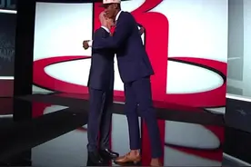 #2022nba选秀【第3顺位：贾巴里-史密斯】恭喜火箭队用首轮第三顺位选中了来自奥本大学的贾巴里-史密斯。史密斯身高2米08体重100公斤，位置大前锋，选秀模板为克里斯-波什/贾伦-杰克逊/拉沙德-刘易斯，大一赛季场均16.9分7.4篮板2.0助攻1.0封盖1.1抢断，投篮命中率42.9%，三分命中率42.0%。  视频封面