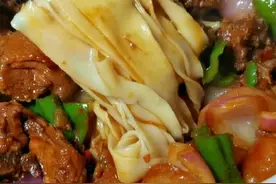 烩面的另一种做法 浇汁烩面#美食分享 #浇汁烩面#大盘鸡拌面 @DOU+小助手 视频封面