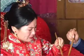 看姐姐出嫁弟弟不舍瞬间流下泪水，给姐姐夹菜，为姐姐抹泪。暖心又让让人心酸。#姐弟情深视频封面
